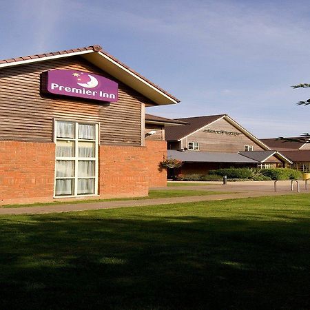 Premier Inn Тюксбъри Екстериор снимка