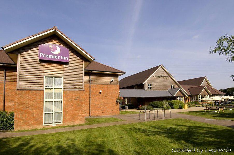 Premier Inn Тюксбъри Екстериор снимка