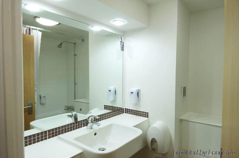 Premier Inn Тюксбъри Екстериор снимка