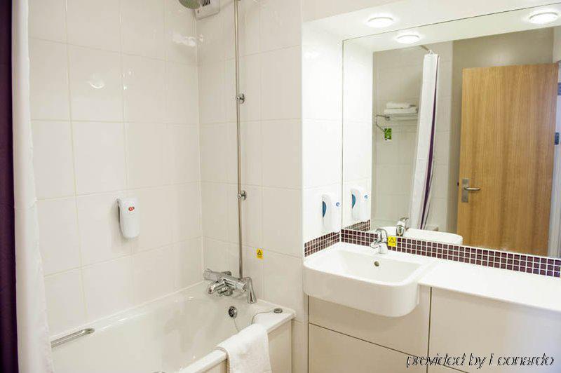 Premier Inn Тюксбъри Екстериор снимка