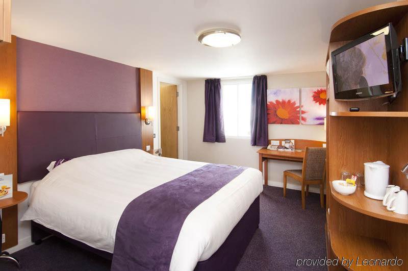 Premier Inn Тюксбъри Екстериор снимка