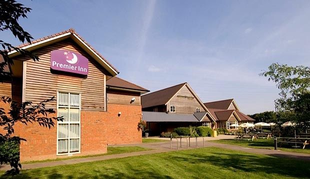 Premier Inn Тюксбъри Екстериор снимка